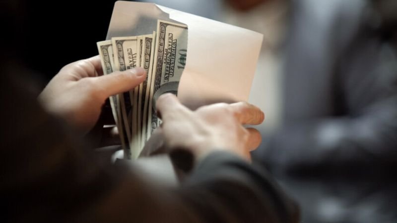 Кому і за що Новодмитрівська ОТГ платила в останні тижні