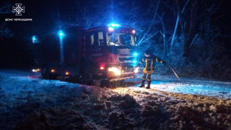 На Золотоніщині рятувальники витягли зі снігу автівку, в якій перебували діти